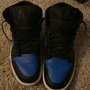 Jordan’s Black and Blue Nike men size 9.5 Used in good condition